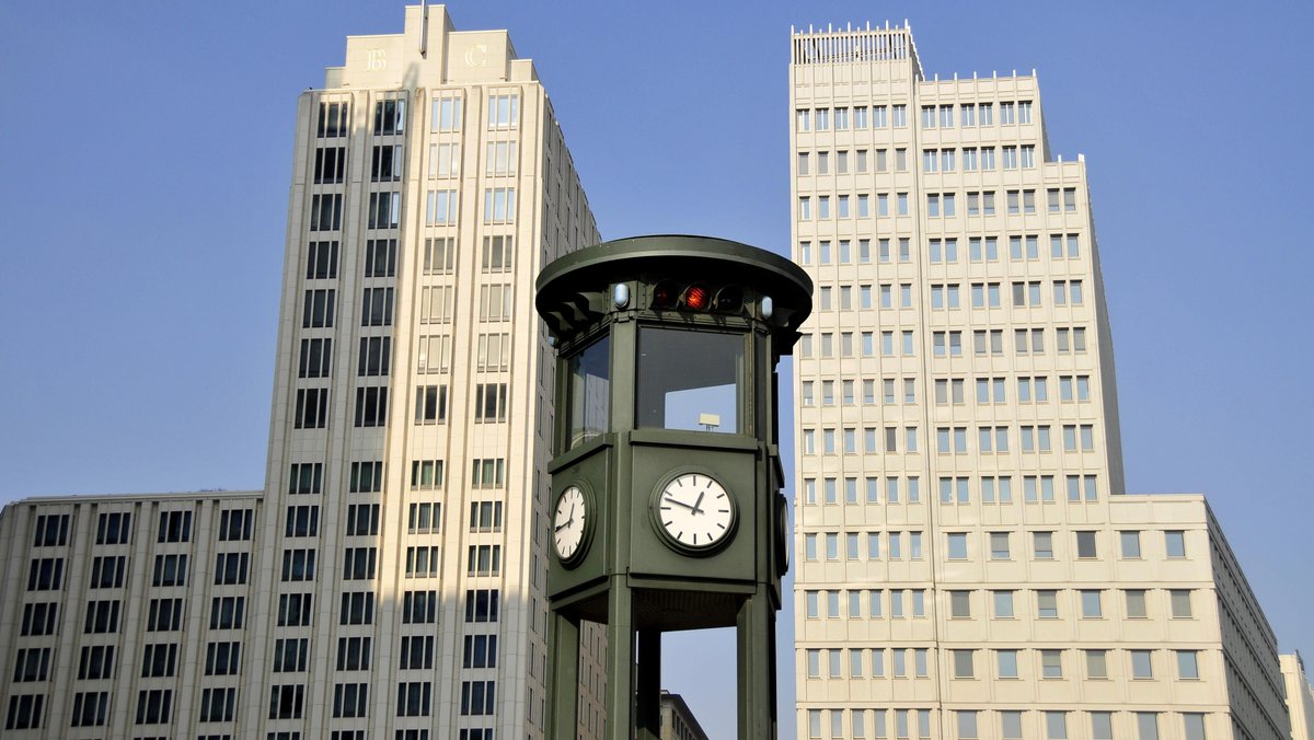 In Berlin wurde die erste Ampel 1924 aufgestellt, am Potsdamer Platz. Jetzt steht dort eine Nachbildung.