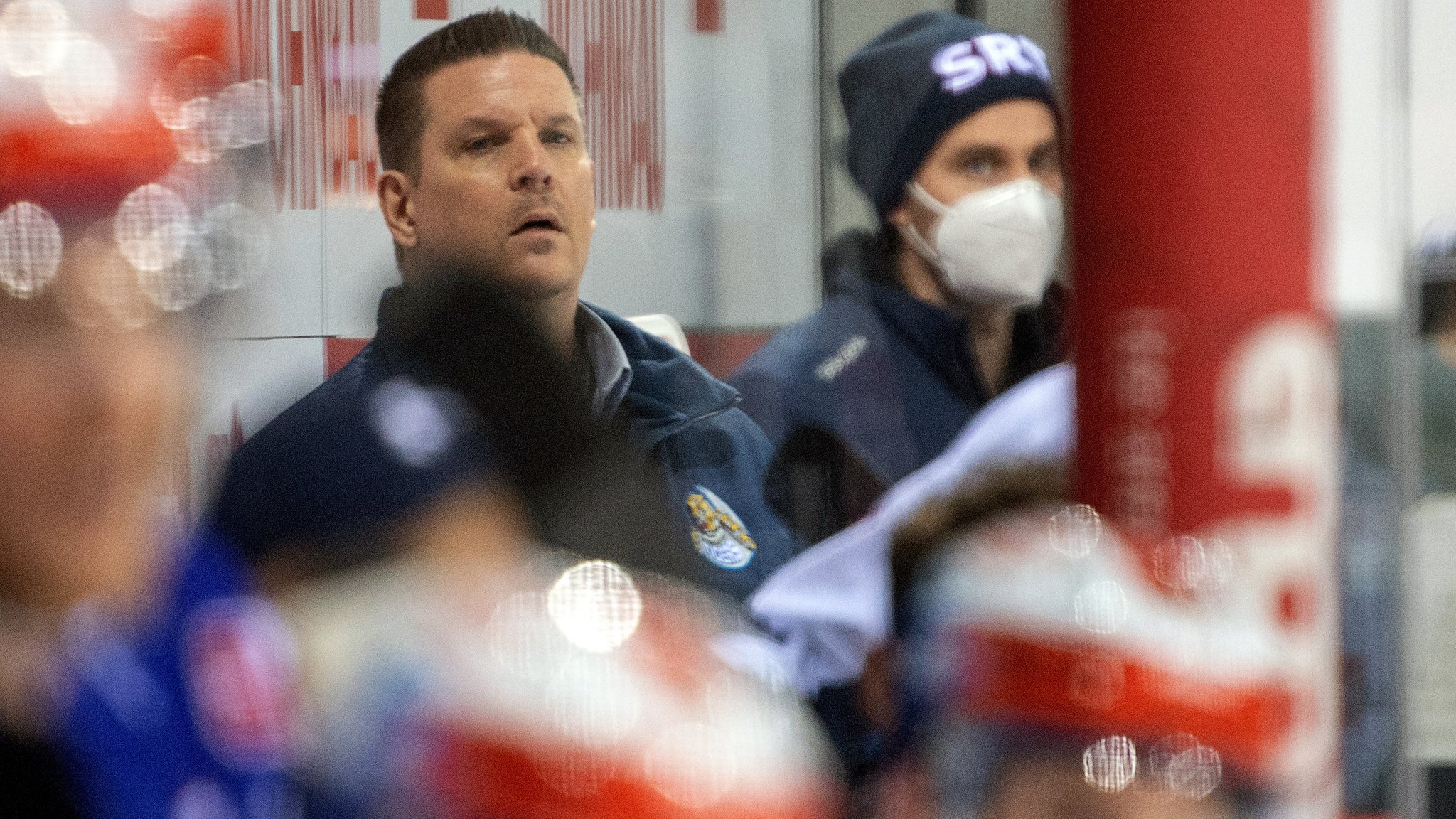 Straubings Trainer Tom Pokel schaut in Richtung Spielfeld 