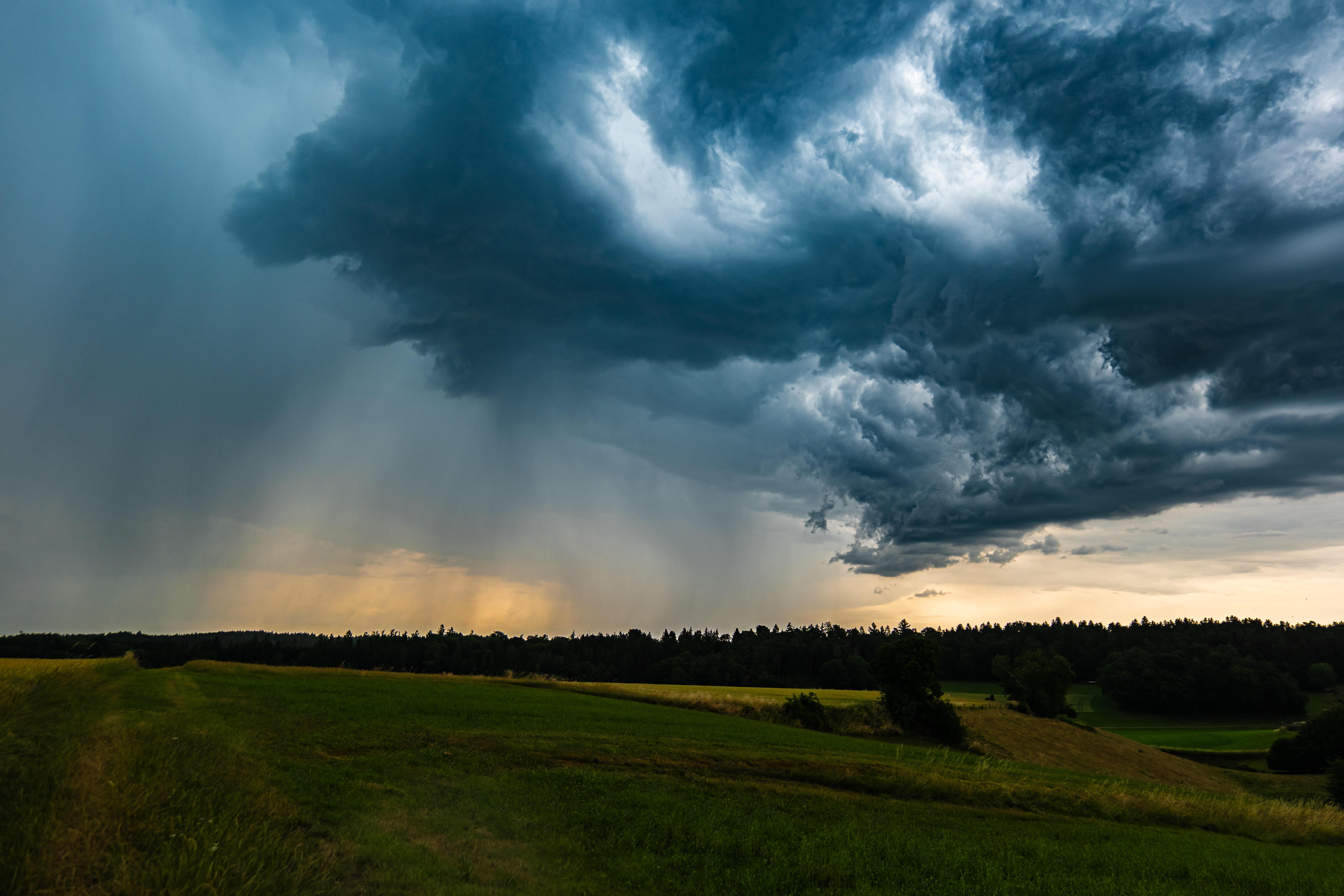 Wolkenbruch bei einem aufziehenden Gewitter in Oberbayern