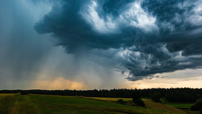 Wolkenbruch bei einem aufziehenden Gewitter in Oberbayern | Bild: picture alliance / CHROMORANGE | Li Bro.photo Wolkenbruch bei einem aufziehenden Gewitter in Oberbayern