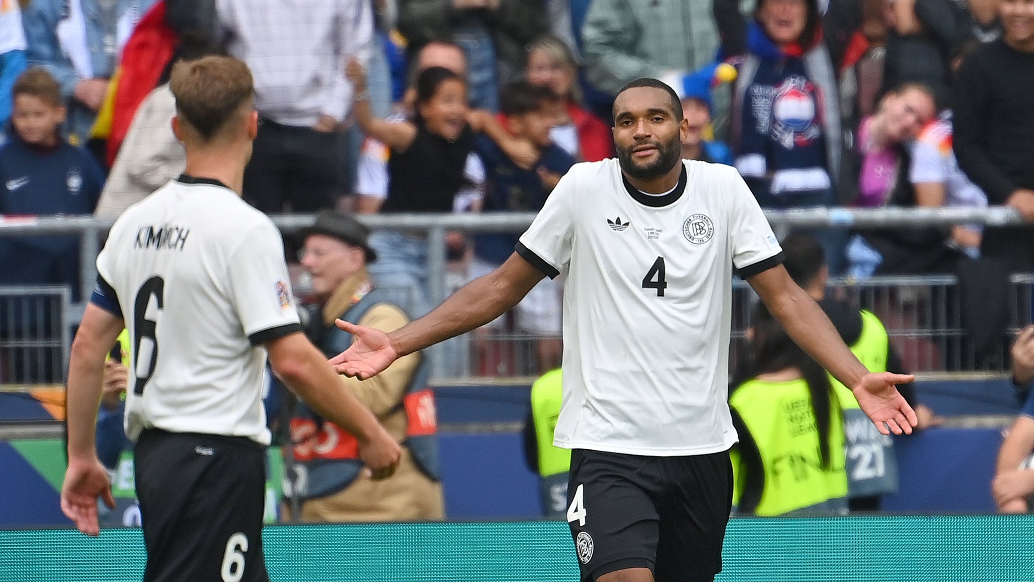 Joshua Kimmich und Jonathan Tah | Bild: picture alliance / SvenSimon | Frank Hoermann / SVEN SIMON Joshua Kimmich und Jonathan Tah
