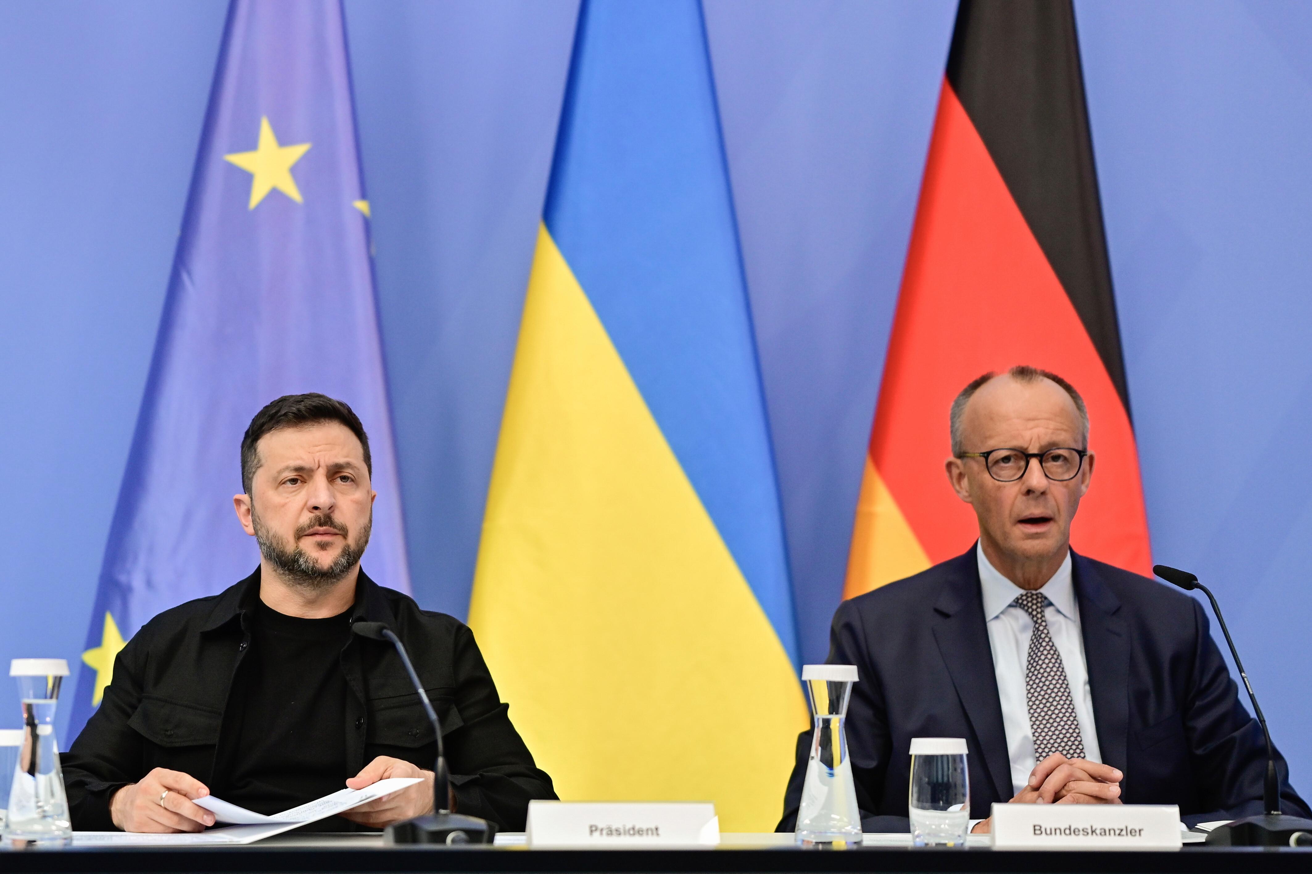 Der ukrainische Präsident Wolodymyr Selenskyj, links, und der deutsche Bundeskanzler Friedrich Merz bei einer Pressekonferenz in Berlin 