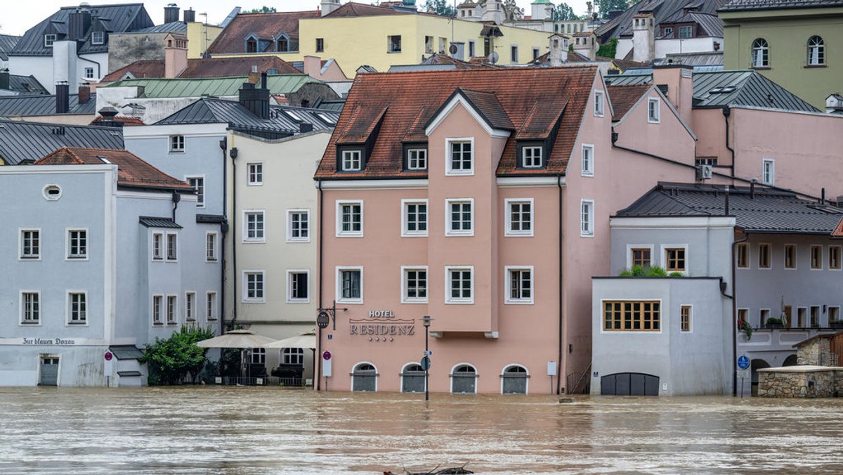 06.06.2024, Bayern, Passau: Teile der Altstadt sind vom Hochwasser der Donau überschwemmt. Foto: Armin Weigel/dpa +++ dpa-Bildfunk +++