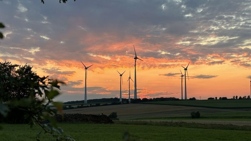 (Symbolbild) Auernheim bei Treuchtlingen: Mehrere Windräder im Abendlicht. | Bild: BR/Ulrike Lefherz (Symbolbild) Auernheim bei Treuchtlingen: Mehrere Windräder im Abendlicht.