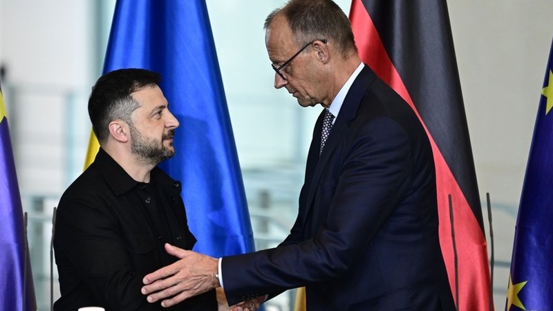 ARCHIV - 13.08.2025, Berlin: Wolodymyr Selenskyj (l), Präsident der Ukraine und Bundeskanzler Friedrich Merz (CDU, r) geben ein Statement. | Bild: dpa-Bildfunk/Fabian Sommer ARCHIV - 13.08.2025, Berlin: Wolodymyr Selenskyj (l), Präsident der Ukraine und Bundeskanzler Friedrich Merz (CDU, r) geben ein Statement.