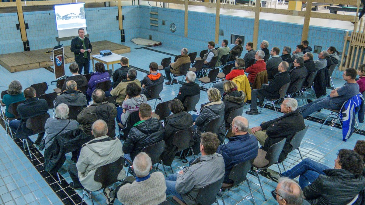 Die Unterwössener Bürger trafen sich immer wieder vor Ort zu Infoveranstaltungen im Schwimmbecken