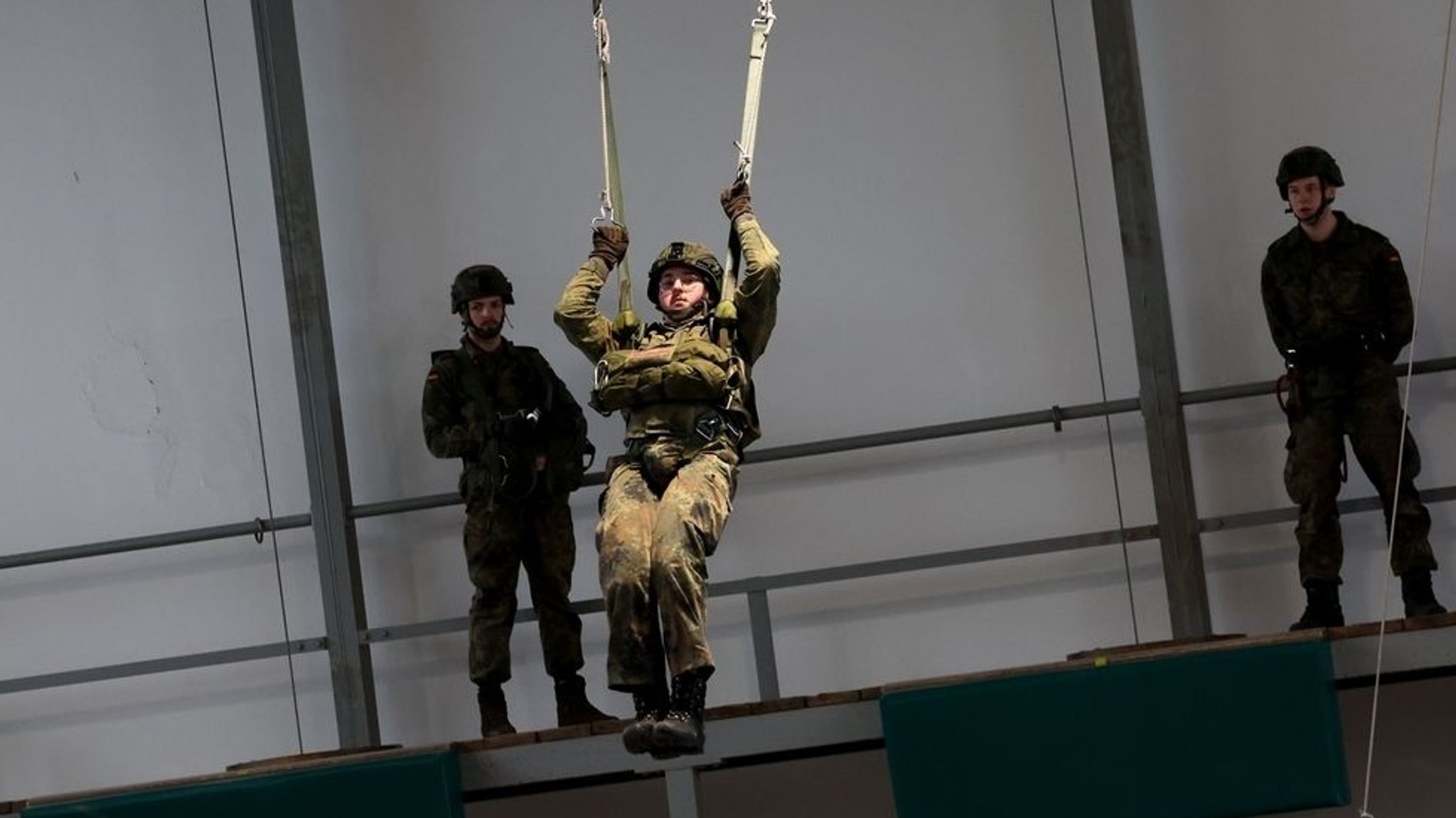 Trockentraining in Altenstadt: Hier werden alle Fallschirmjäger der Bundeswehr ausgebildet. Aus diesem Grund wurde hier der neue "Aktionsplan" vorgestellt. 