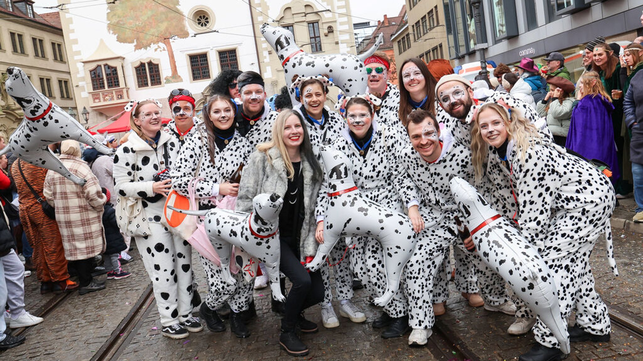 11.02.2024, Bayern, Würzburg: Narrinnen und Narren haben sich beim Faschingsumzug in Würzburg als Dalmatiner verkleidet. Franken gilt bayernweit als Fastnachtshochburg, in Würzburg säumten 60.000 Zuschauer die Straßen. Foto: Daniel Löb/dpa +++ dpa-Bildfunk +++