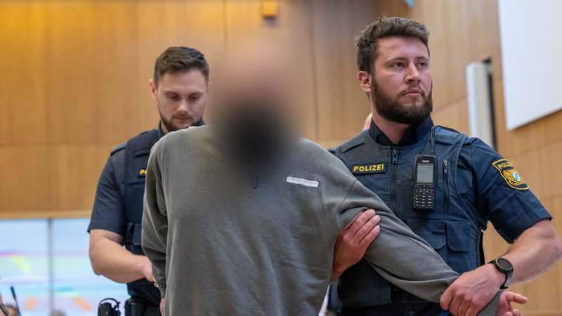 20.05.2025, Bayern, München: Ein Angeklagter (M) wird zu Beginn des Prozesses gegen ein deutsch-russisches Trio wegen Geheimdiensttätigkeit für Russland und Mitgliedschaft in einer ausländischen Terrorgruppe in den Gerichtssaal geführt. Die mutmaßlichen russischen Spione sollen in Deutschland Sabotageaktionen gegen militärische Infrastruktur und Bahnstrecken geplant haben. Der Kopf soll darüber hinaus als Teil einer bewaffneten terroristischen Vereinigung in der Ukraine gekämpft haben. Foto: Peter Kneffel/dpa - ACHTUNG: Person(en) wurde(n) aus rechtlichen Gründen gepixelt +++ dpa-Bildfunk +++ | Bild: dpa-Bildfunk/Peter Kneffel 20.05.2025, Bayern, München: Ein Angeklagter (M) wird zu Beginn des Prozesses gegen ein deutsch-russisches Trio wegen Geheimdiensttätigkeit für Russland und Mitgliedschaft in einer ausländischen Terrorgruppe in den Gerichtssaal geführt. Die mutmaßlichen russischen Spione sollen in Deutschland Sabotageaktionen gegen militärische Infrastruktur und Bahnstrecken geplant haben. Der Kopf soll darüber hinaus als Teil einer bewaffneten terroristischen Vereinigung in der Ukraine gekämpft haben. Foto: Peter Kneffel/dpa - ACHTUNG: Person(en) wurde(n) aus rechtlichen Gründen gepixelt +++ dpa-Bildfunk +++