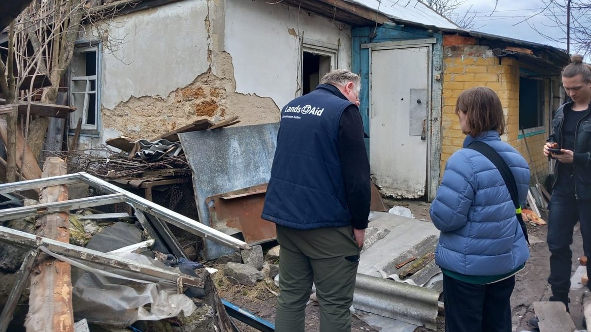 Zerstörtes Haus im ukrainischen Kriegsgebiet