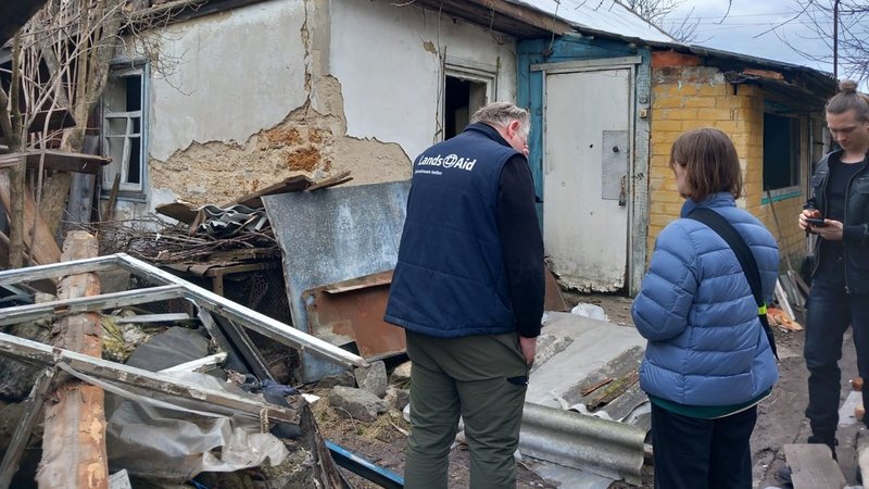 Zerstörtes Haus im ukrainischen Kriegsgebiet
