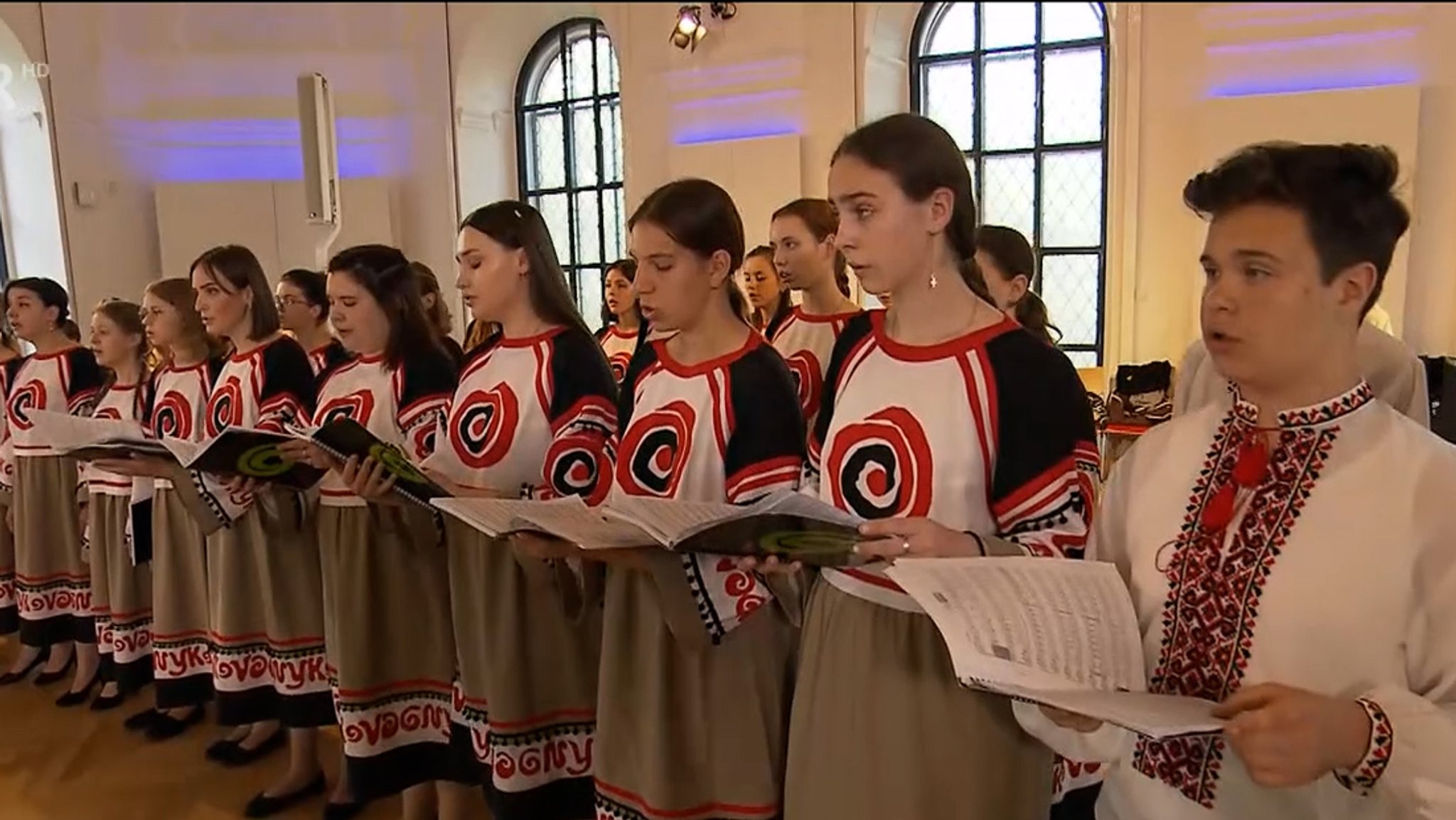 Kiewer Jugendchöre in Tracht proben für ein Konzert.