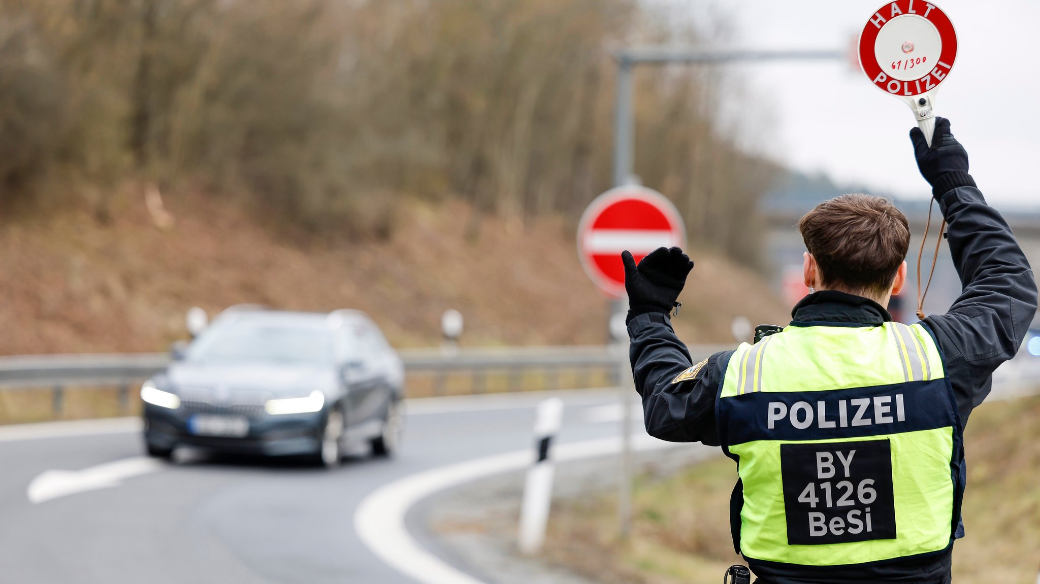 Fahrzeugkontrolle an der A6 nahe dem Grenzübergang Waidhaus. 