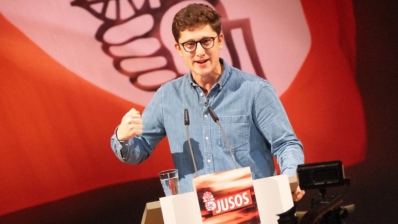 ARCHIV (23.11.2024): Philipp Türmer, Juso-Bundesvorsitzender beim Juso-Bundeskongress 2024 in Halle (Saale) | Bild: picture alliance / Chris Emil Janßen | Chris Emil Janssen ARCHIV (23.11.2024): Philipp Türmer, Juso-Bundesvorsitzender beim Juso-Bundeskongress 2024 in Halle (Saale)