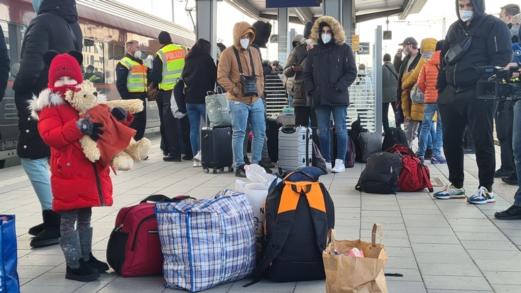 Flüchtlinge aus der Ukraine kommen am Rosenheimer Bahnhof an
