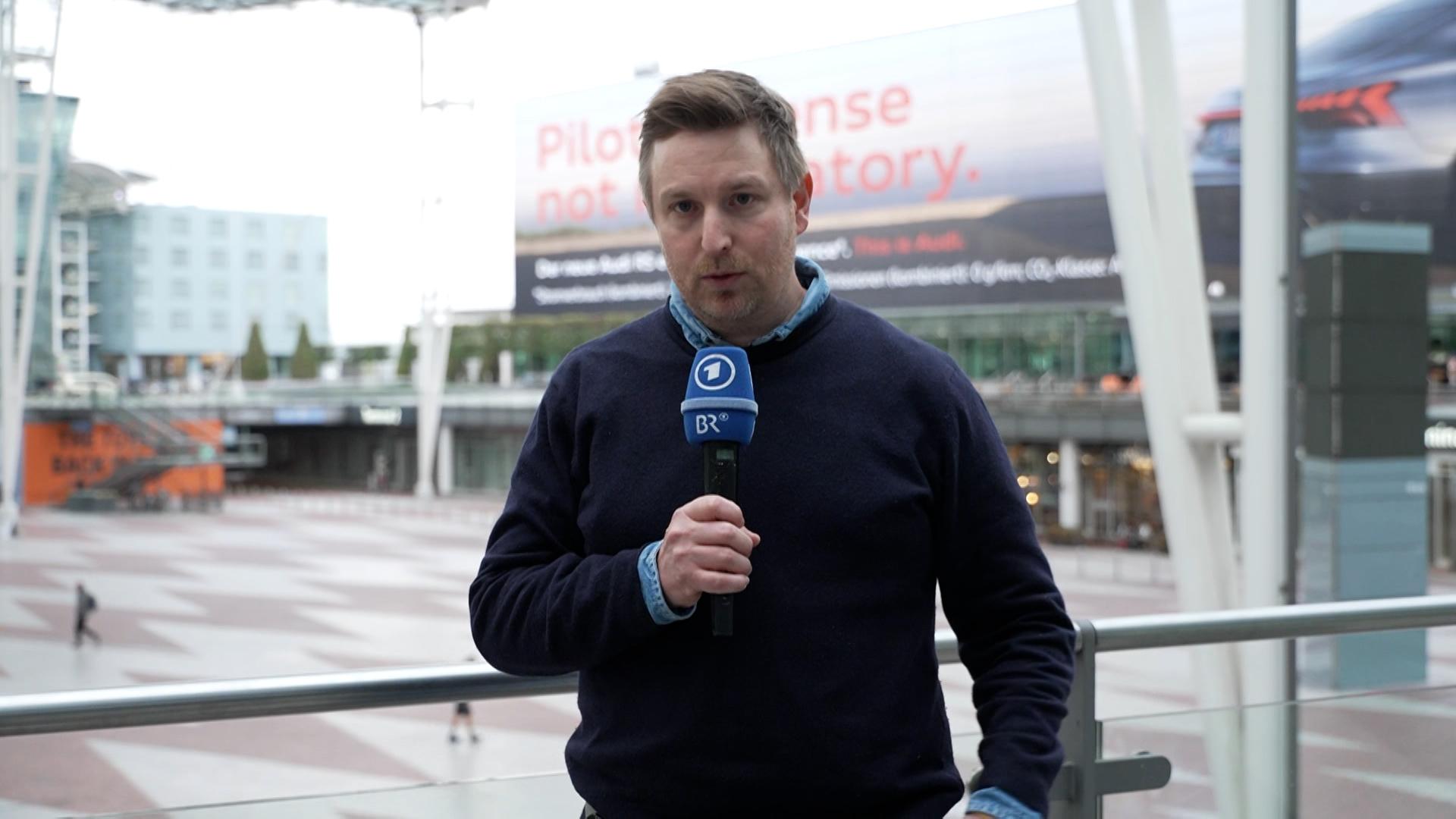 BR-Reporter Moritz Steinbacher am Terminal 2 des Münchner Flughafens.