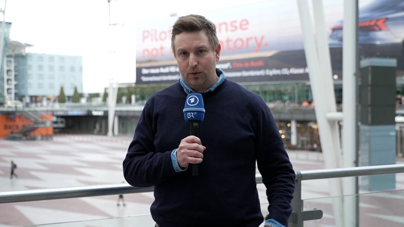 BR-Reporter Moritz Steinbacher am Terminal 2 des Münchner Flughafens. | Bild: BR BR-Reporter Moritz Steinbacher am Terminal 2 des Münchner Flughafens.