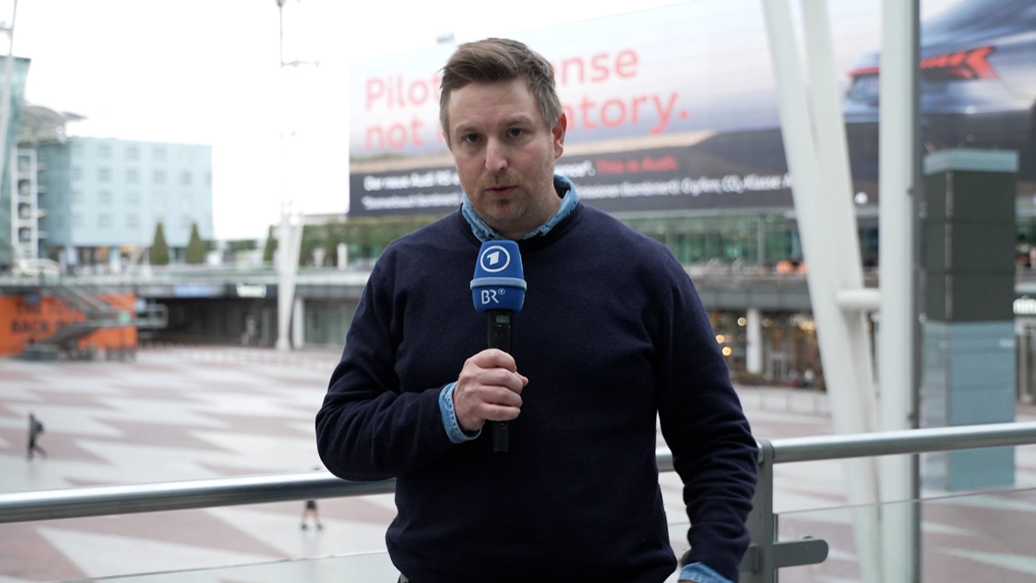 BR-Reporter Moritz Steinbacher am Terminal 2 des Münchner Flughafens.