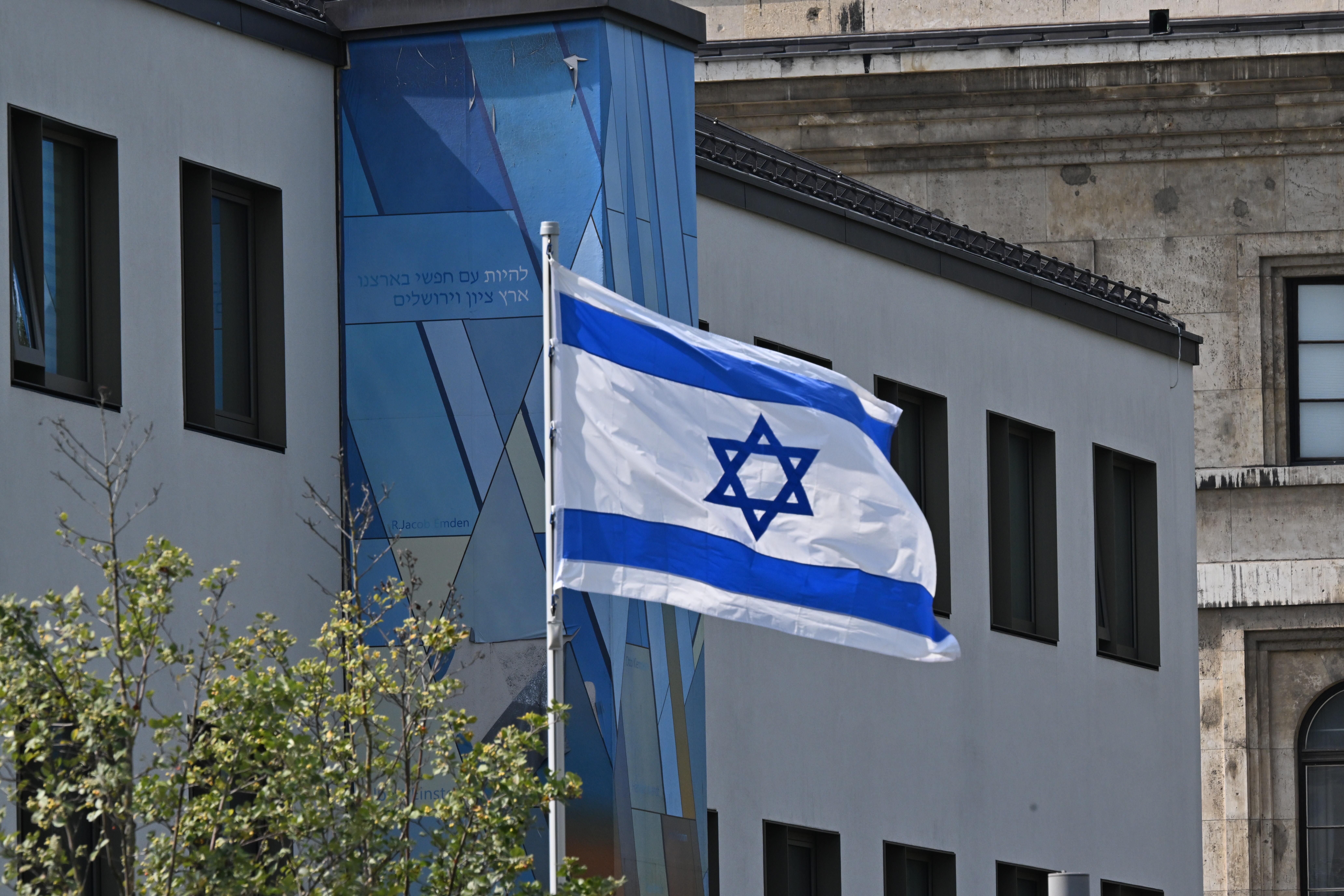 Die Fahne Israels weht vor dem Israelischen Generalkonsulat.