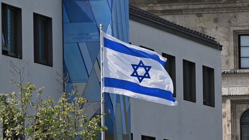 Die Fahne Israels weht vor dem Israelischen Generalkonsulat. | Bild: picture alliance/dpa | Peter Kneffel Die Fahne Israels weht vor dem Israelischen Generalkonsulat.