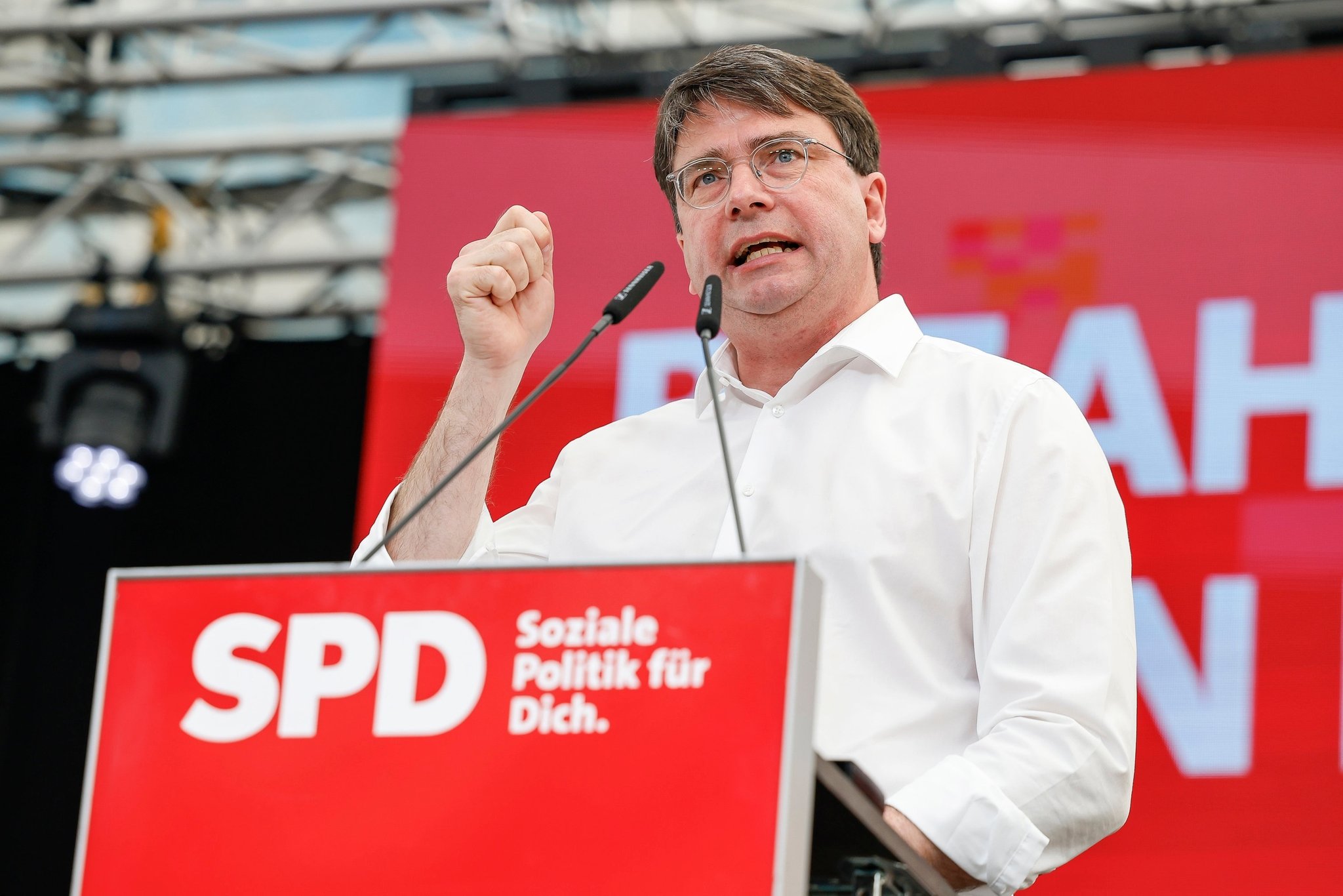 04.09.2023, Bayern, Abensberg: Florian von Brunn, Vorsitzender der SPD in Bayern, spricht beim Politischen Frühschoppen Gillamoos auf der Bühne. Das Gillamoos ist eines der größten und ältesten Volksfeste Niederbayerns und bietet traditionell einen politischen Schlagabtausch der Parteien. Foto: Daniel Löb/dpa +++ dpa-Bildfunk +++