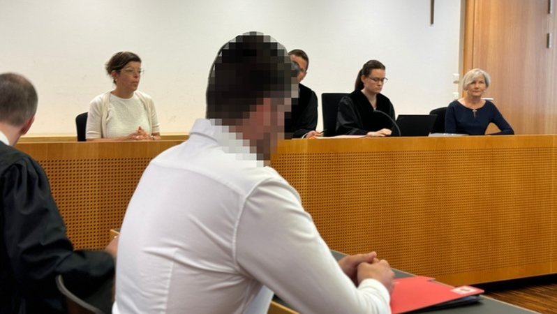 Der angeklagte Polizist im Gerichtssaal | Bild: BR/René Kirsch Der angeklagte Polizist im Gerichtssaal