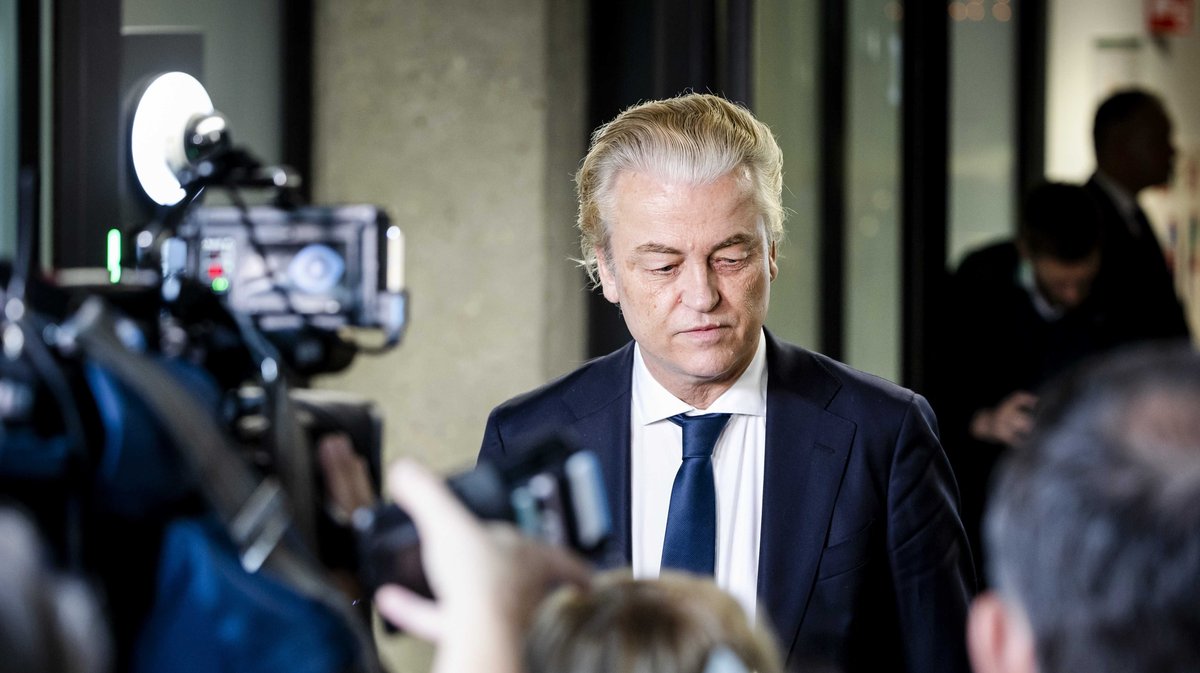 In den Niederlanden haben sich der radikal-rechte Populist Geert Wilders und drei weitere rechte Parteien auf eine neue Koalition geeinigt. 