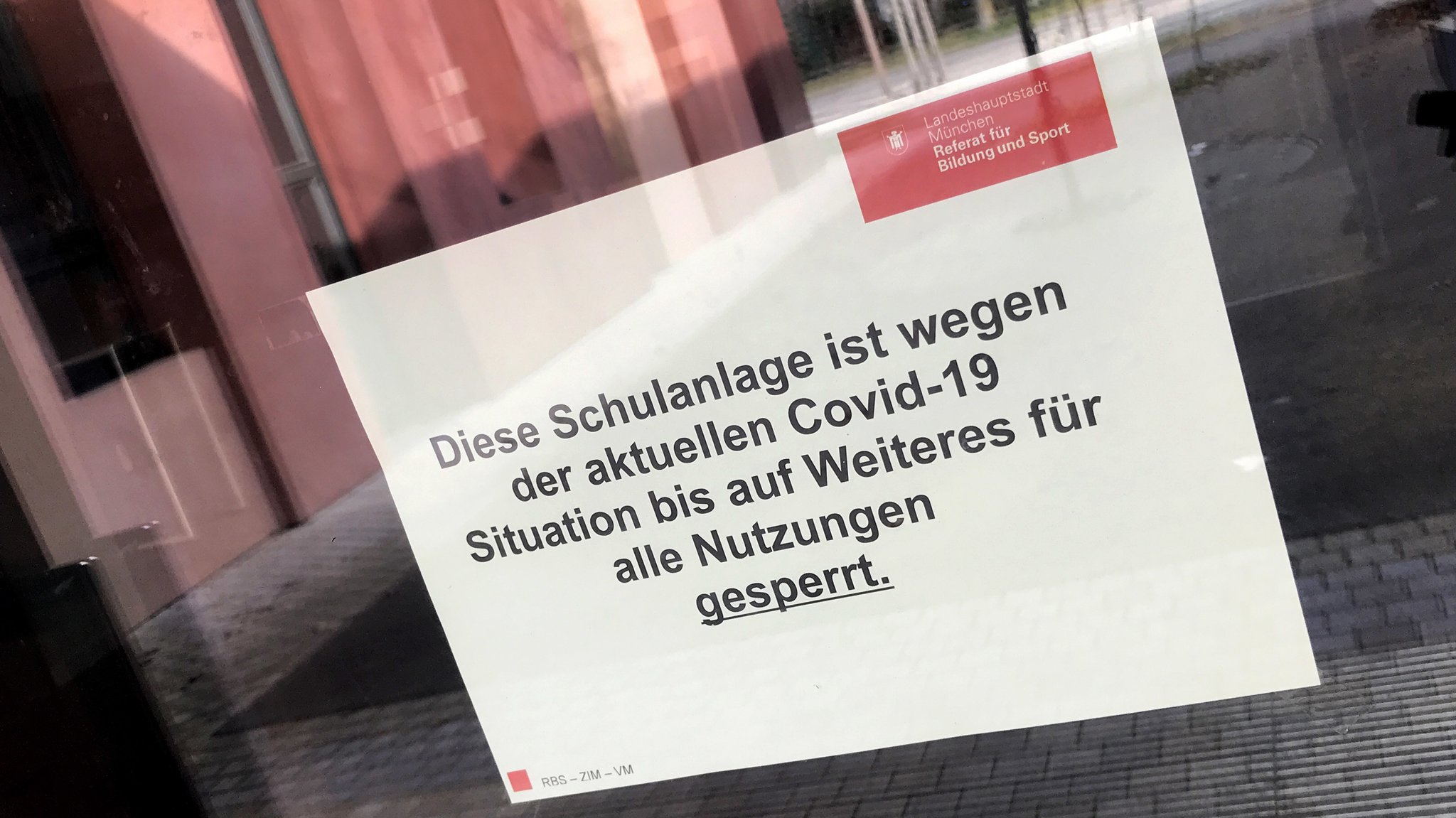 Ein Aushang weist auf die vorübergehende Schließung einer Schule hin. 