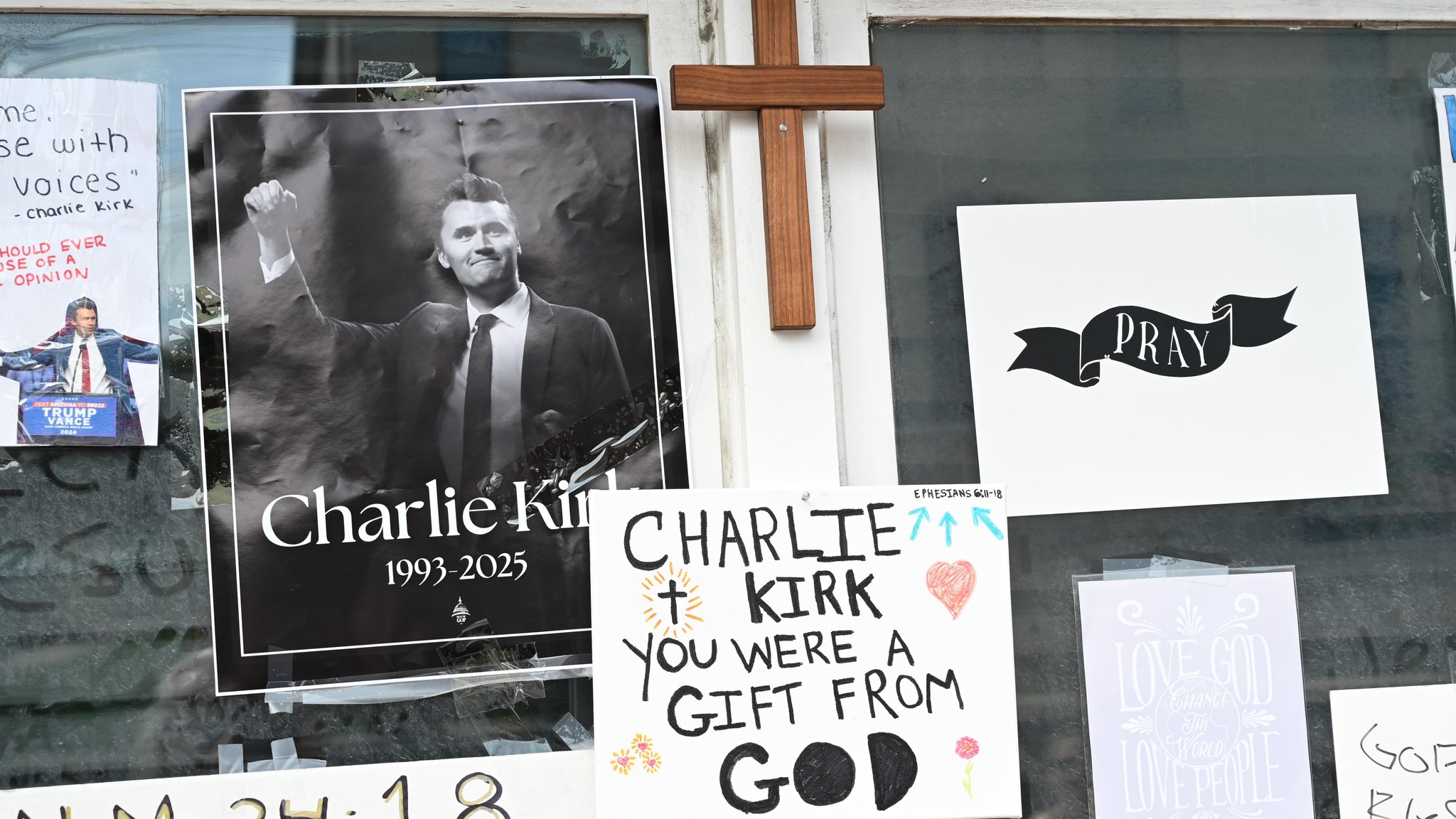 Gedenktafeln vor dem von Charlie Kirk gegründeten Turning Point Office in Lemont. | Bild: picture alliance / Anadolu | Jacek Boczarski Gedenktafeln vor dem von Charlie Kirk gegründeten Turning Point Office in Lemont.