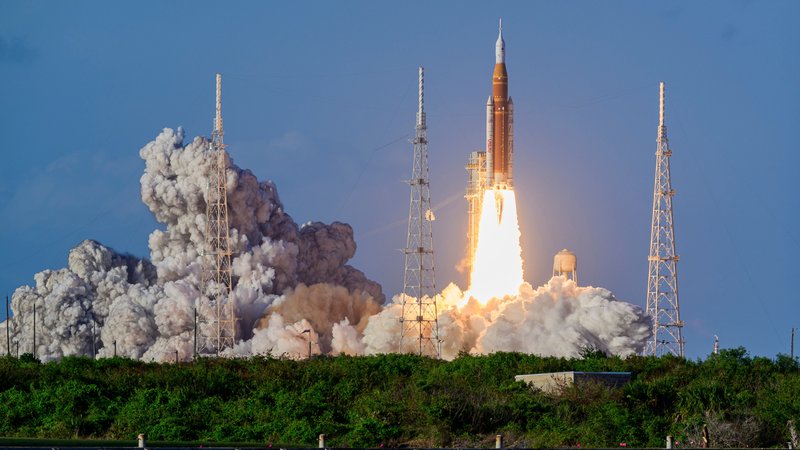 "Artemis 2"-Trägerrakete startet vom Weltraumbahnhof Cape Canaveral in Florida | Bild: picture alliance / ZUMAPRESS.com | Jennifer Briggs "Artemis 2"-Trägerrakete startet vom Weltraumbahnhof Cape Canaveral in Florida