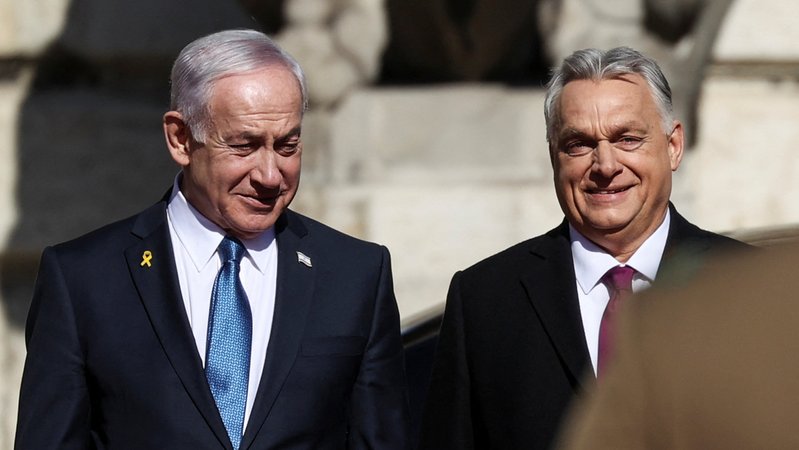 Israels Premierminister Benjamin Netanjahu nebem Ungarns Premierminister Viktor Orban | Bild: REUTERS/Bernadett Szabo Israels Premierminister Benjamin Netanjahu nebem Ungarns Premierminister Viktor Orban