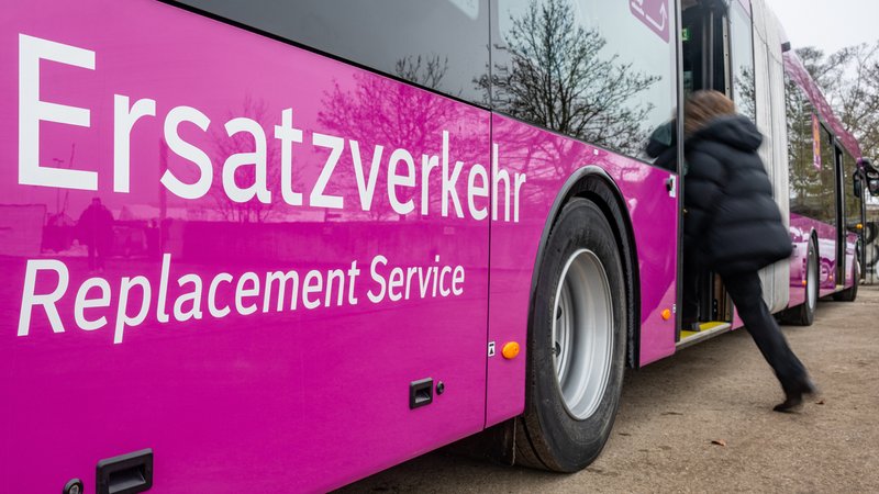 Ersatzverkehr steht auf einem Bus. Die Deutsche Bahn hat mit der Generalsanierung am Freitag, 6. Februar, begonnen. Die Arbeiten sollen fünf Monate dauern und bis zum 10. Juli abgeschlossen sein. | Bild: picture alliance/dpa | Armin Weigel Ersatzverkehr steht auf einem Bus. Die Deutsche Bahn hat mit der Generalsanierung am Freitag, 6. Februar, begonnen. Die Arbeiten sollen fünf Monate dauern und bis zum 10. Juli abgeschlossen sein.