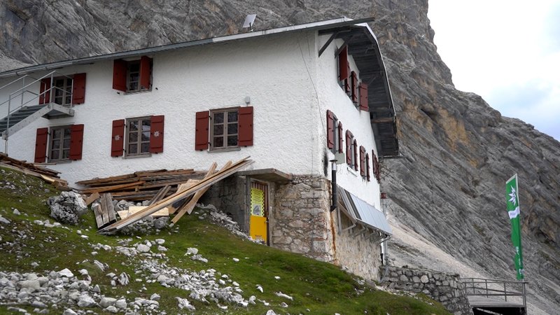 Holzlatten liegen vor der Knorrhütte | Bild: BR Holzlatten liegen vor der Knorrhütte