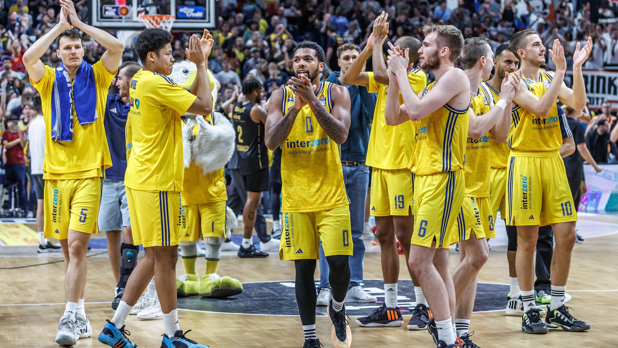 Spieler von Alba Berlin bedanken sich nach dem Sieg bei den Zuschauern.