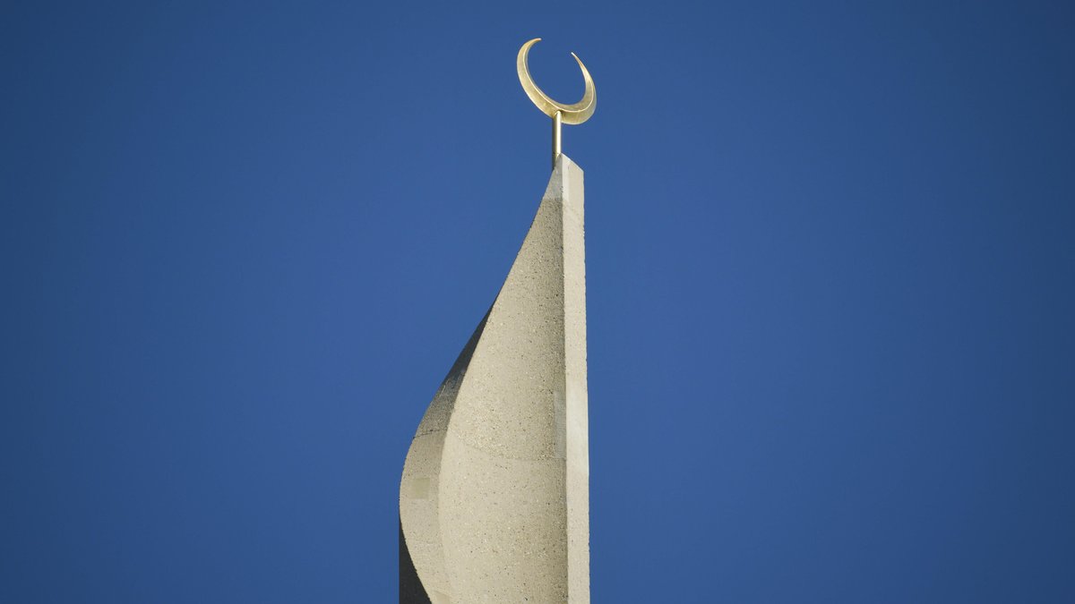 Symbolbild: Halbmond auf dem Minarett einer Moschee