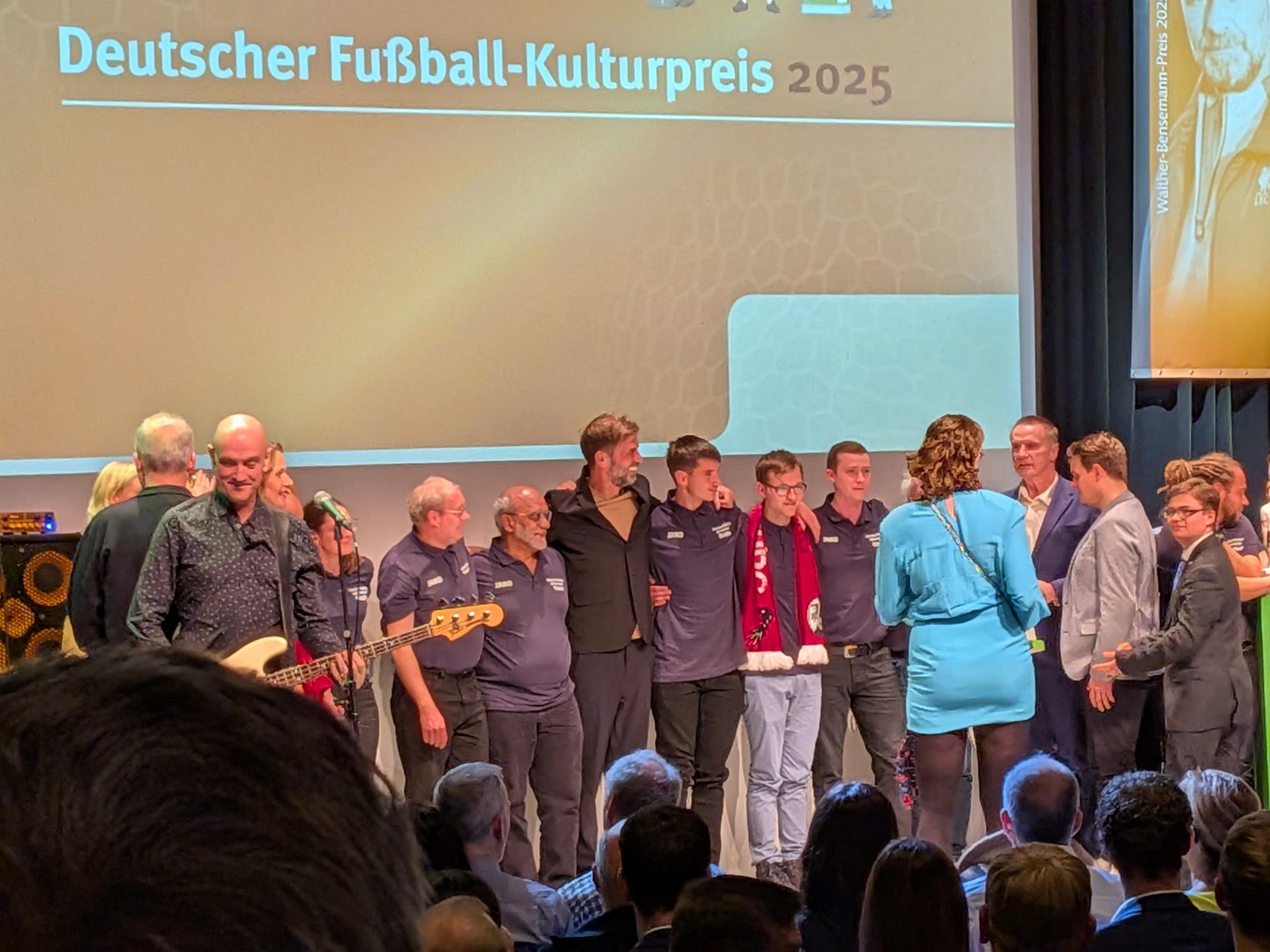 Finale bei der Verleihung der Fußball-Kulturpreise 2025 in der Nürnberger Tafelhalle mit Jürgen Klopp und Barbi Markovic.