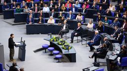 Wolodymyr Selenskyj, Präsident der Ukraine, hält im Deutschen Bundestag eine Rede.  | Bild:picture alliance/dpa | Bernd von Jutrczenka