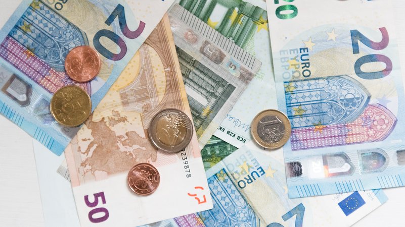 Das Bild zeigt Geldscheine und Münzen (Euro). | Bild: BR Bild / Lisa Hinder Das Bild zeigt Geldscheine und Münzen (Euro).