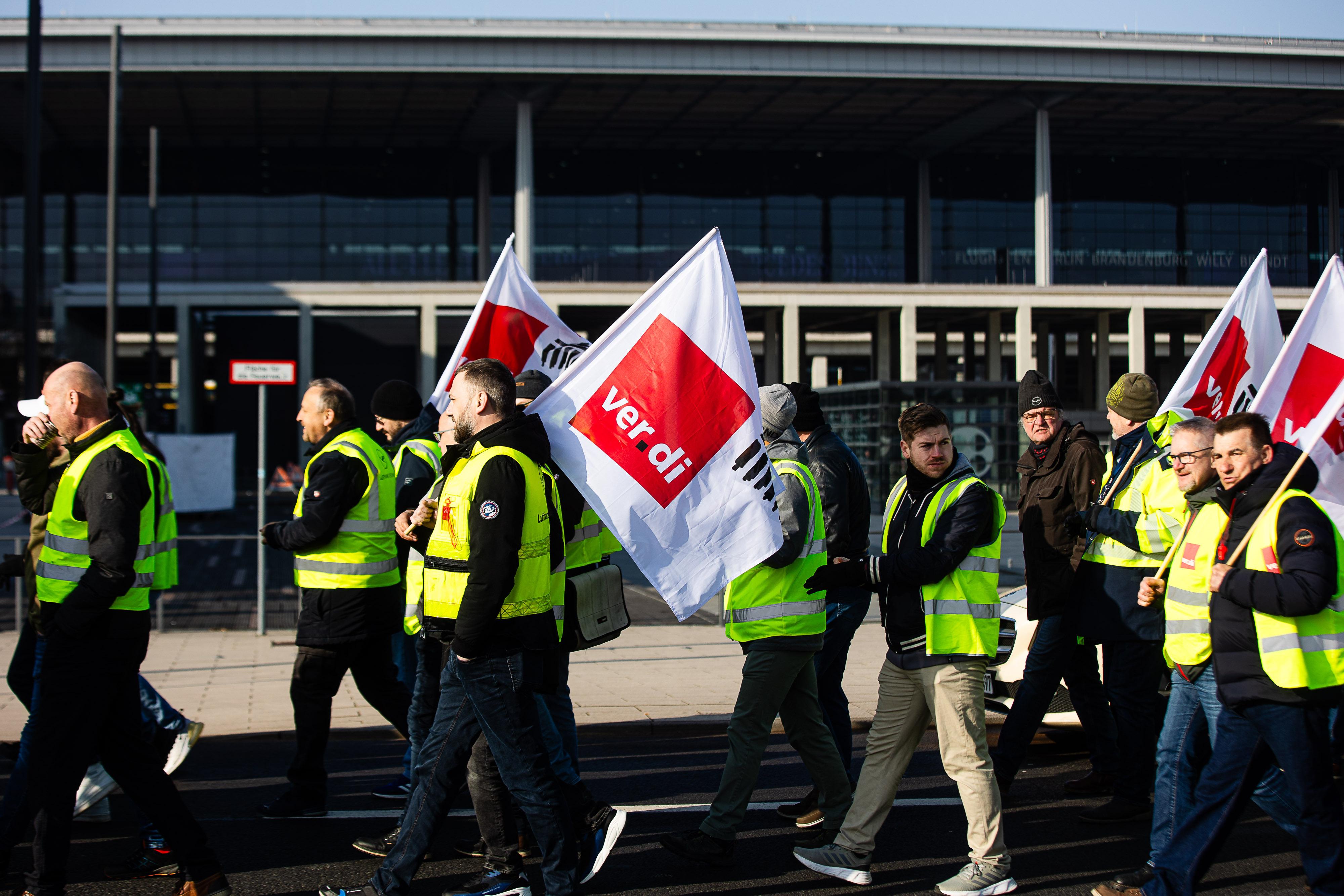 Eine Kundgebung von Lufthansa Mitarbeitern am Flughafen Berlin Brandenburg wahrend einem Streik der Lufthansa Mitarbeiter am 07. März 2024 in Schönefeld, Brandenburg.
