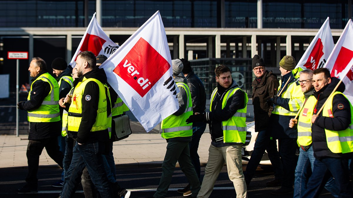 Eine Kundgebung von Lufthansa Mitarbeitern am Flughafen Berlin Brandenburg wahrend einem Streik der Lufthansa Mitarbeiter am 07. März 2024 in Schönefeld, Brandenburg.