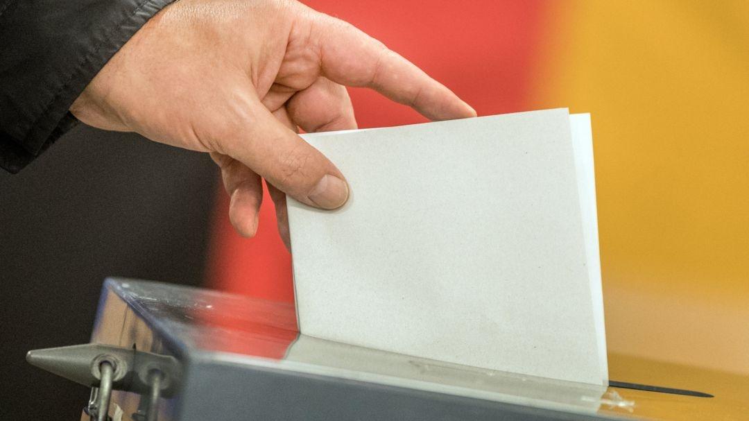 Ein Wähler wirft seinen Stimmzettel in die Wahlurne. | Bild:dpa-Bildfunk/Michael Kappeler