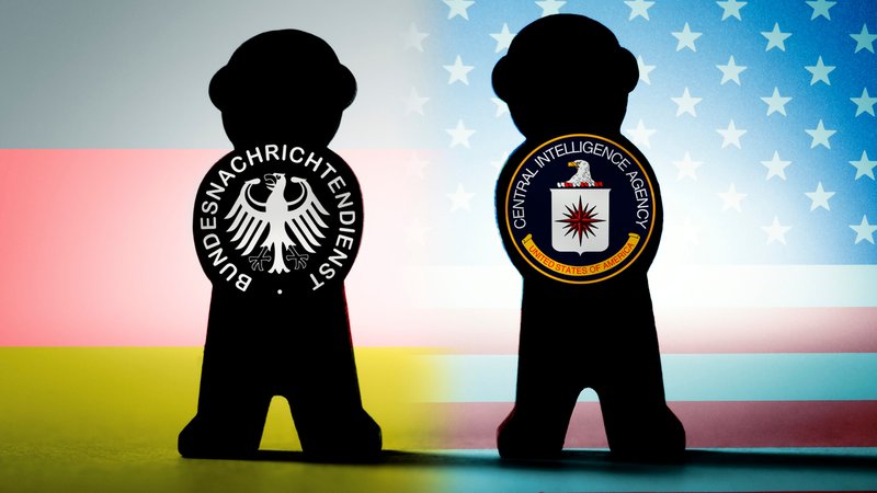Figuren mit Zeichen von BND und CIA, Spionage-Skandal | Bild: picture alliance | CHROMORANGE / Christian Ohde Figuren mit Zeichen von BND und CIA, Spionage-Skandal