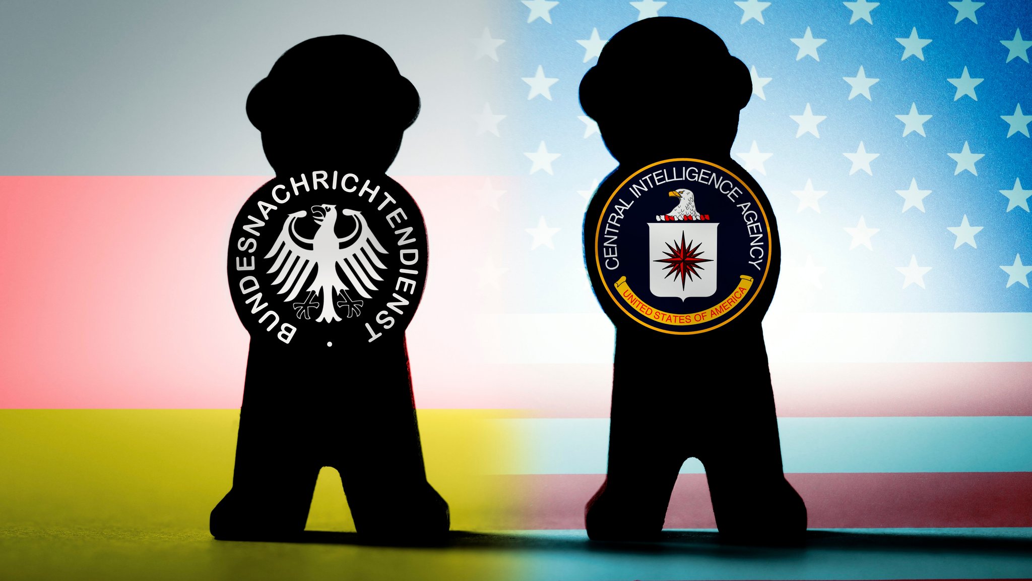 Figuren mit Zeichen von BND und CIA, Spionage-Skandal