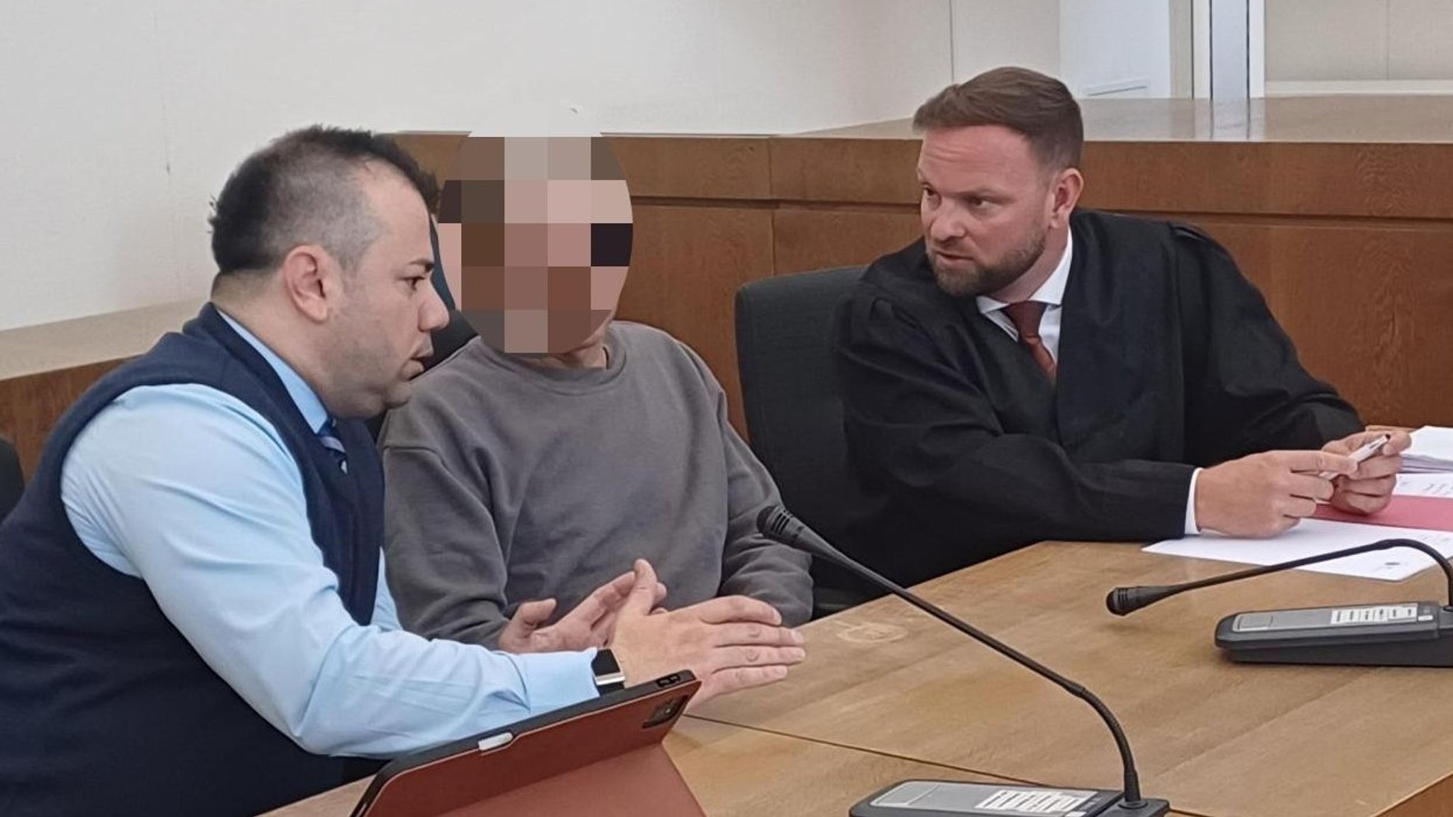 Der Angeklagte mit seinen Anwälten im Gerichtssaal | Bild: BR/Christina Weiß Der Angeklagte mit seinen Anwälten im Gerichtssaal