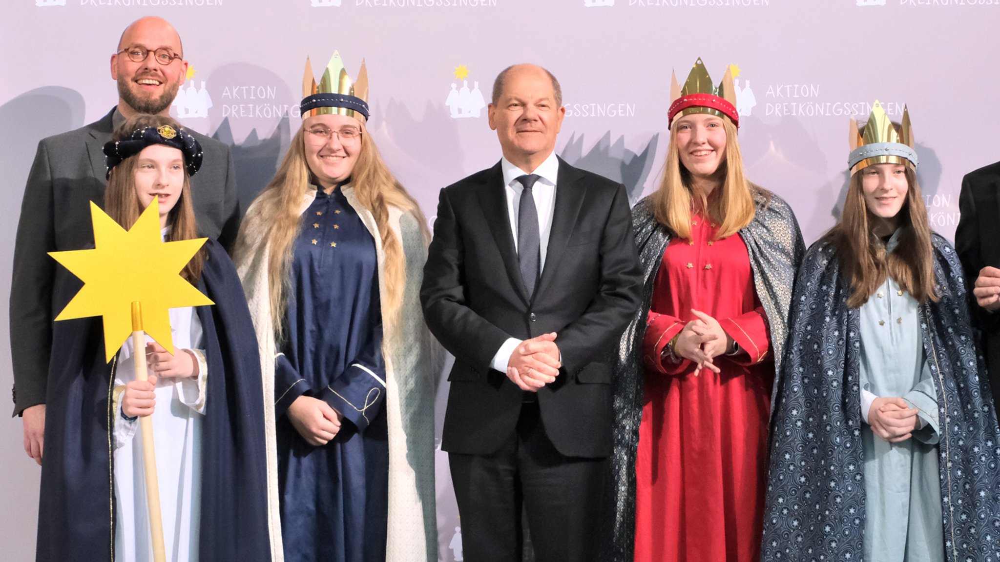 Die Sternsinger aus Luhe mit Bundeskanzler Olaf Scholz