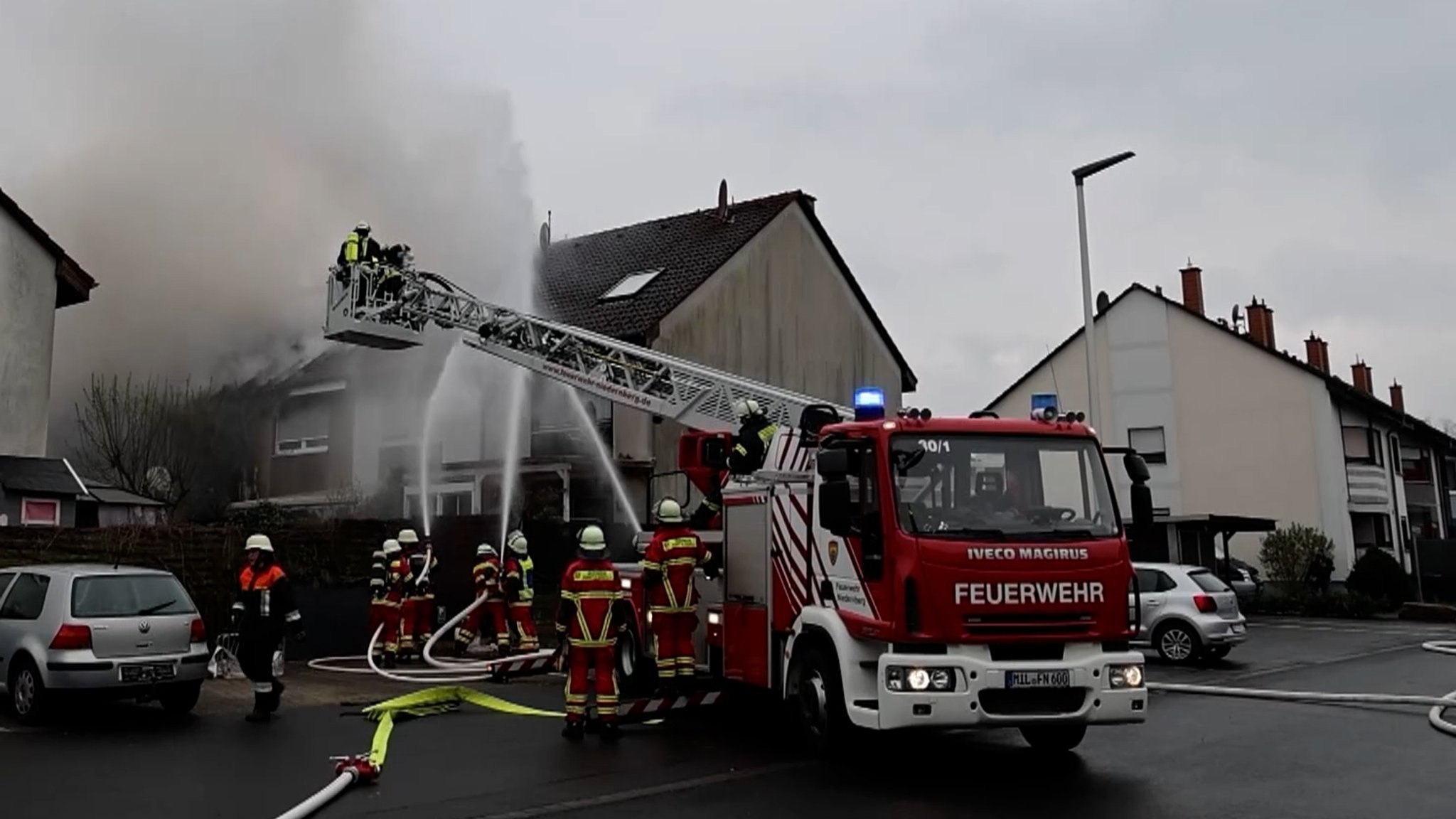 Feuerwehr löscht Wohnhausbrand.