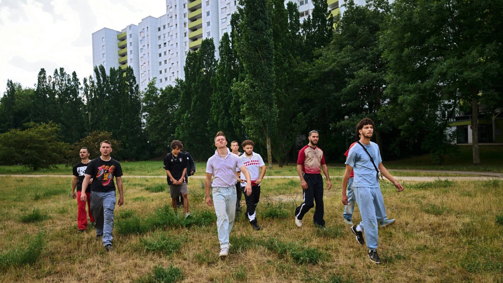 Man sieht einige Jugendliche zwischen den Hochhäusern der Gropiusstadt in Berlin-Neukölln.