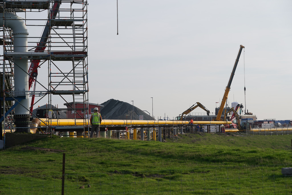 Arbeiter bauen in Brunsbüttel Gas-Pipelines für den geplanten LNG-Flüssiggas-Schwimmterminal zusammen.
