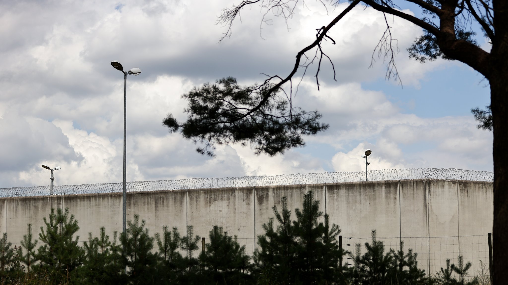 Blick auf die Mauern der Justizvollzugsanstalt Burg nahe Magdeburg