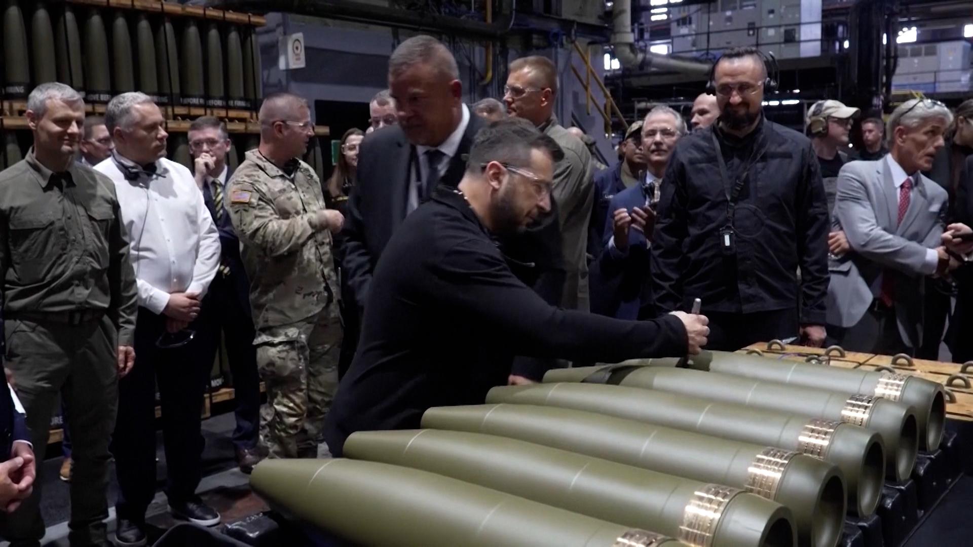 Der ukrainische Präsident hat den USA für die Lieferung von Artilleriegeschossen für den Abwehrkampf gegen Russland gedankt.